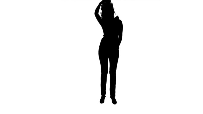 在白色的背景下，一个女人在缓慢的跳跃剪影