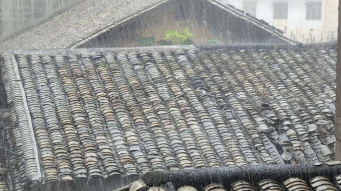 农村雨季灰瓦屋顶