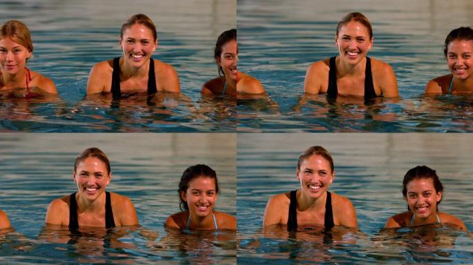 快乐健身组正在进行水中有氧运动的慢动作