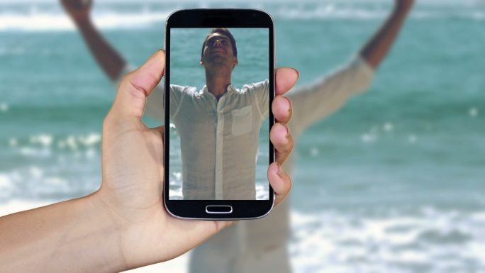 手显示海滩和假期剪辑在智能手机显示蒙太奇