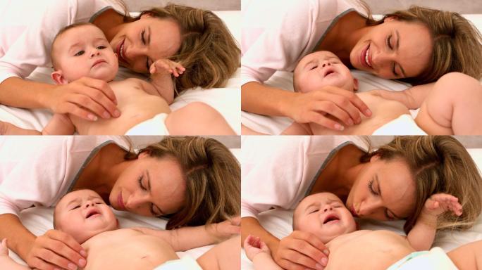 可爱的婴儿和妈妈在床上的慢镜头