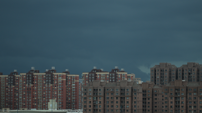 夏日暴雨天 白天变黑夜