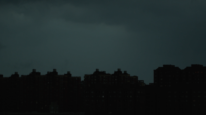 夏日暴雨天 白天变黑夜