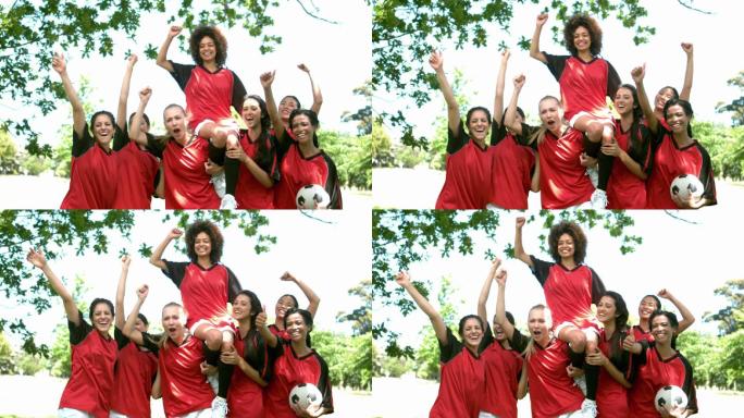 女子足球队在公园里用慢镜头庆祝胜利