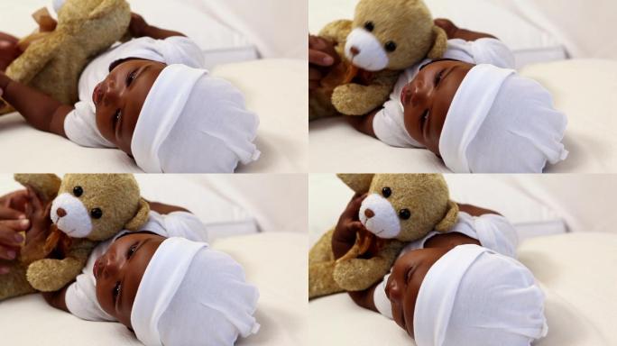 小男孩躺在婴儿床上，卧室里有泰迪熊