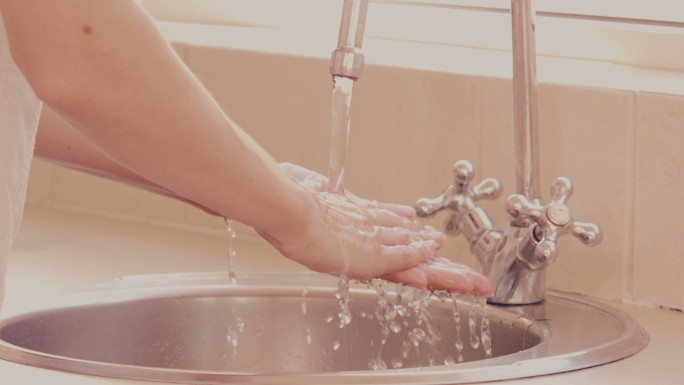 一个女人在水槽里慢镜头洗手