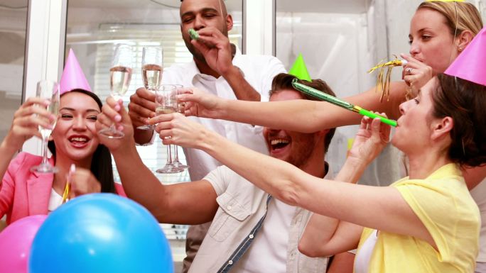 休闲商务团队在办公室用香槟庆祝