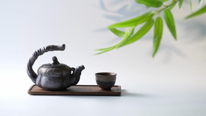 竹叶下的茶壶与茶杯