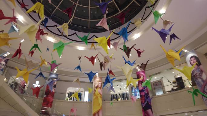 商场大厅的千纸鹤