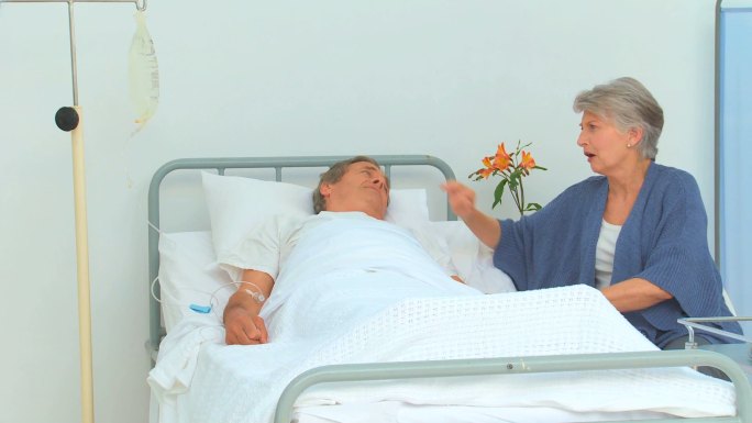一位妇女到医院看望她生病的丈夫