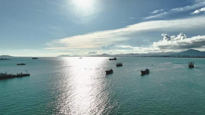 三亚湾海面上金色的阳光和船舶群