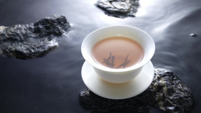 水面上的茶杯