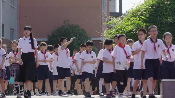 中学生小学生学校操场升旗降旗仪式集结