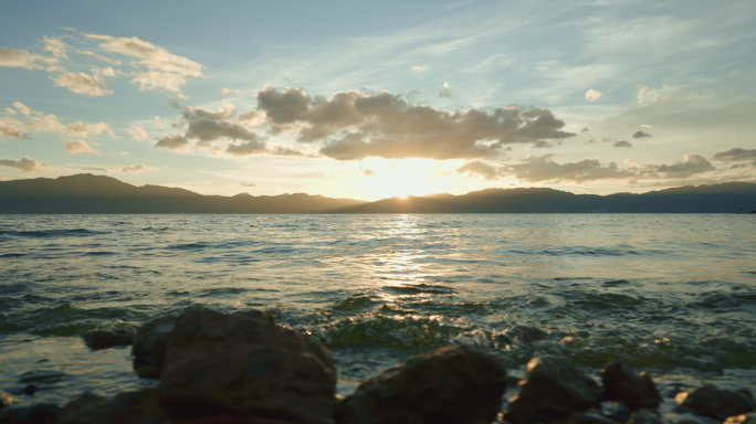 【4K】抚仙湖日落，黄昏下的波浪空镜