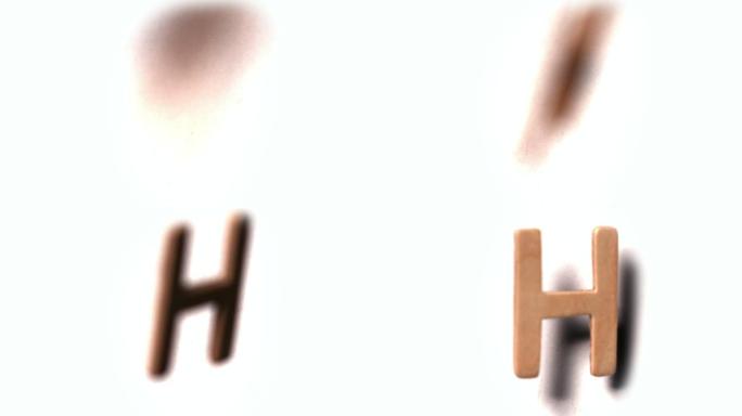 字母h在慢镜头中在白色背景上升起