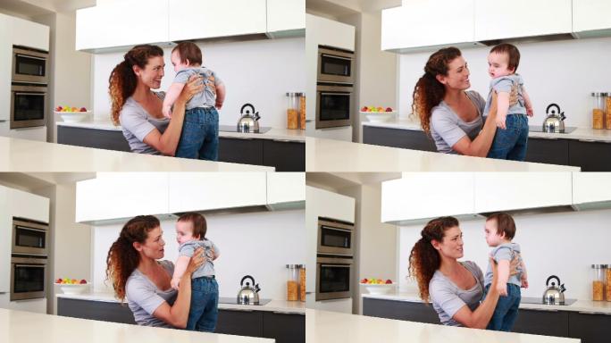 快乐的妈妈和小男孩在家里厨房里玩