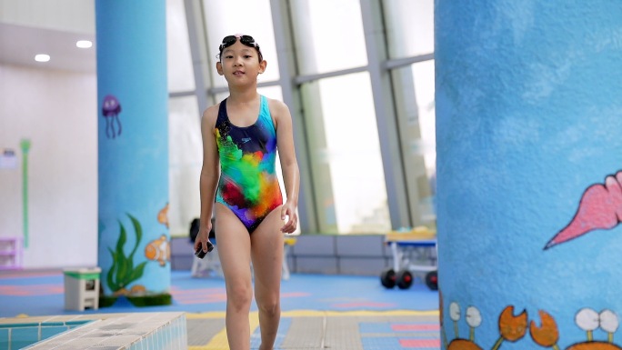 升格-独自在泳池内刻苦练习游泳的中国女孩