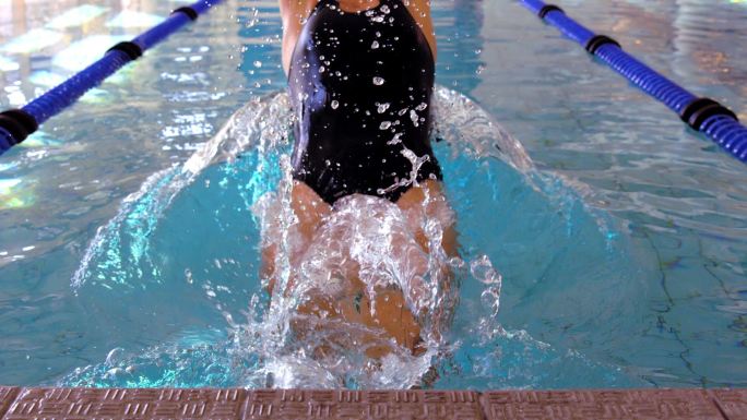 健康的游泳者推自己在池边的慢动作