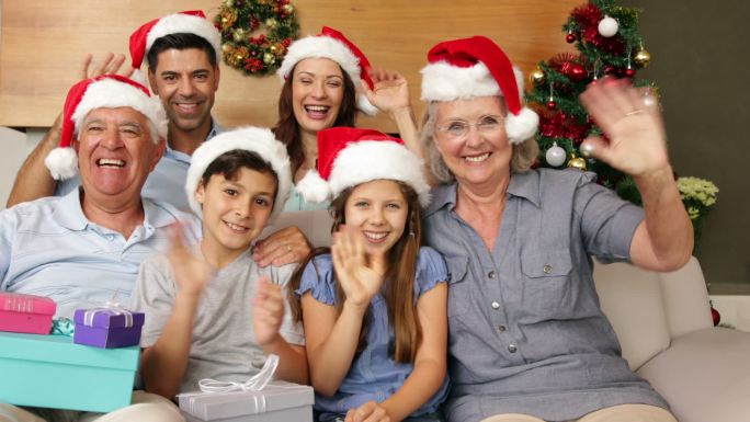 圣诞节的时候，快乐的大家庭在客厅对着镜头挥手