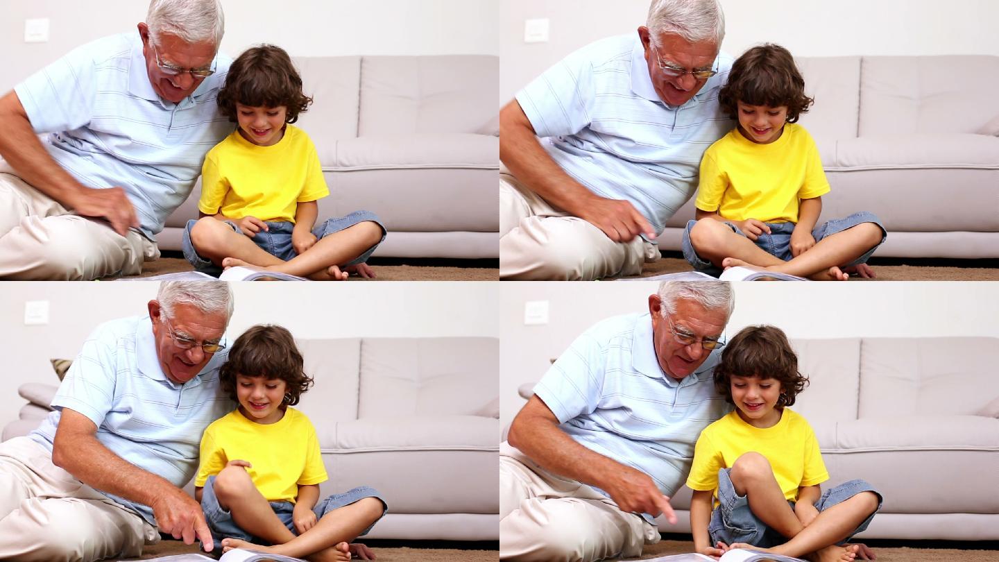 老人坐在客厅的地板上，和他的孙子一起看相册