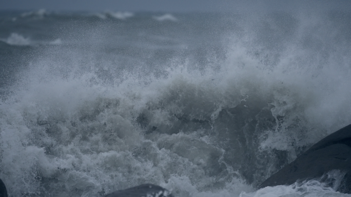 台风天海浪拍打-高速摄影
