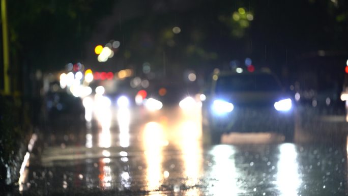雨天雨夜城市道路车流车辆车灯积水大雨暴雨