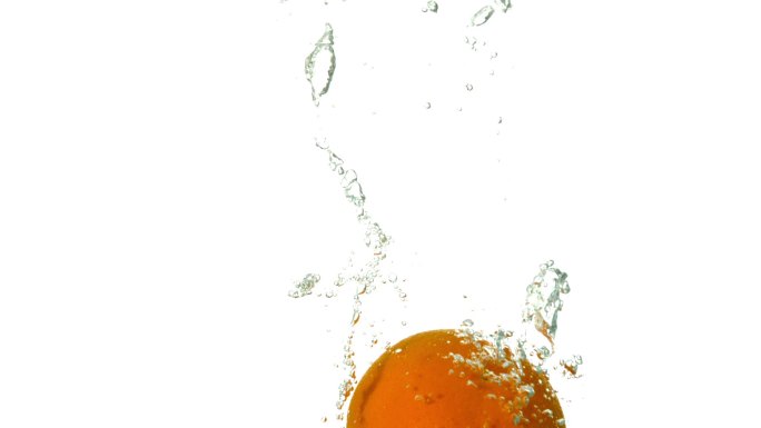 橙子落入水中慢镜头，在白色背景下