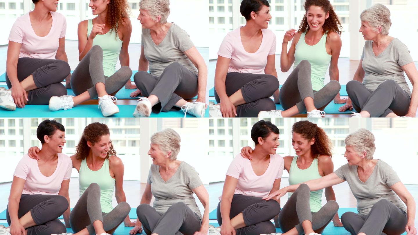 三个开心的女人在健身房聊天