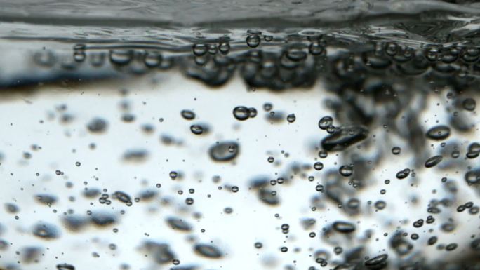 慢动作的气泡在一杯水中上升