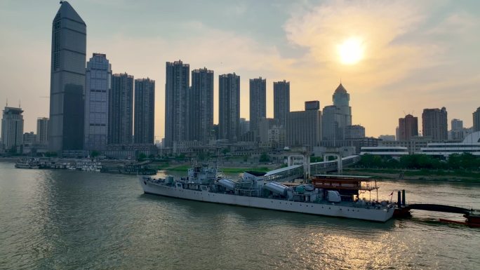 长江港停泊的船艇