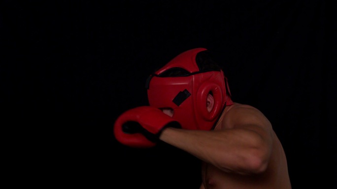 强硬的拳击手与红色手套打在慢动作
