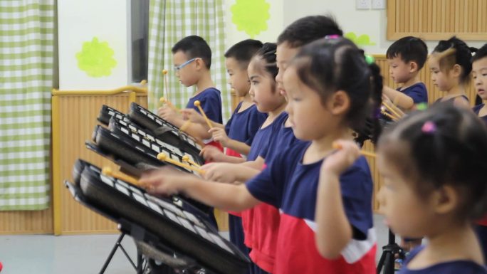 幼儿园孩子在教室上音乐课