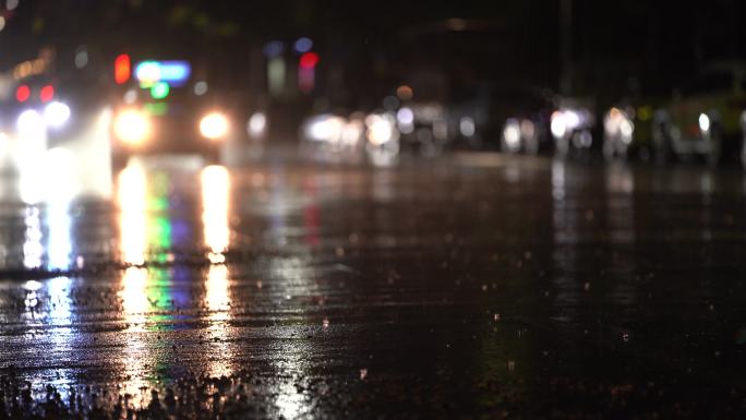 雨天雨夜城市道路车辆车灯积水大雨暴雨车流