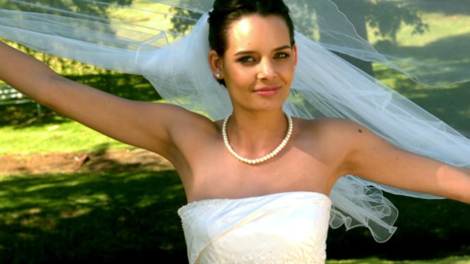 新娘在公园里用慢镜头摆姿势