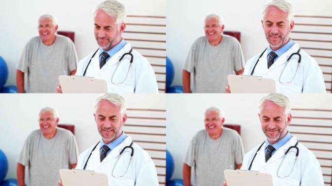 微笑的医生在康复中心的写字板上看书