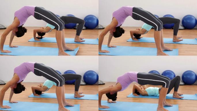 健身女性在健身房里一起做瑜伽
