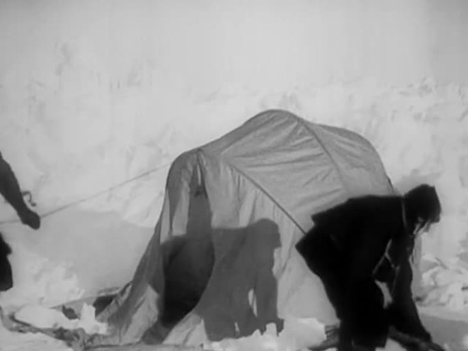 19世纪南极探险冰川搭帐篷营地
