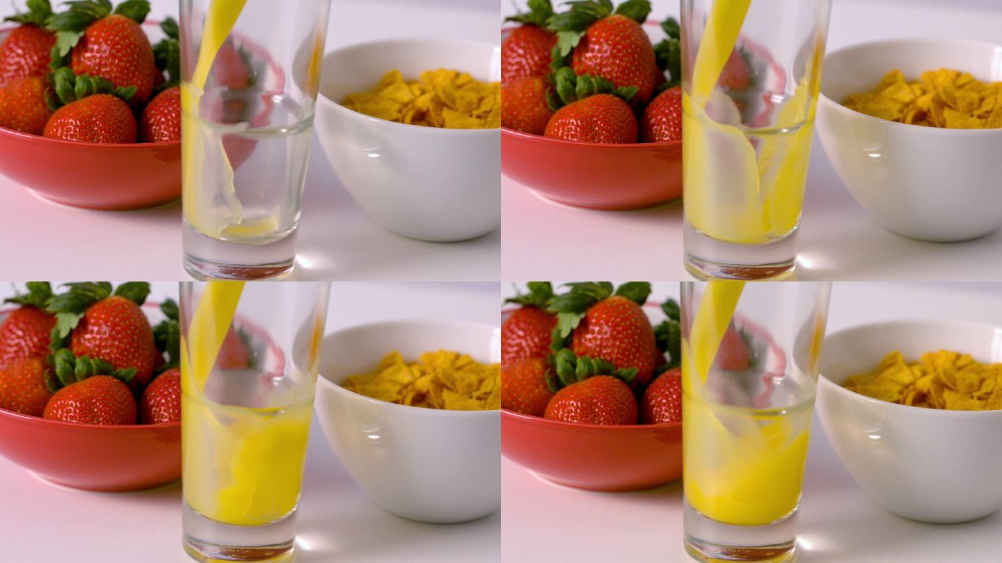 慢镜头里，早餐桌上的橙汁倒进玻璃杯里