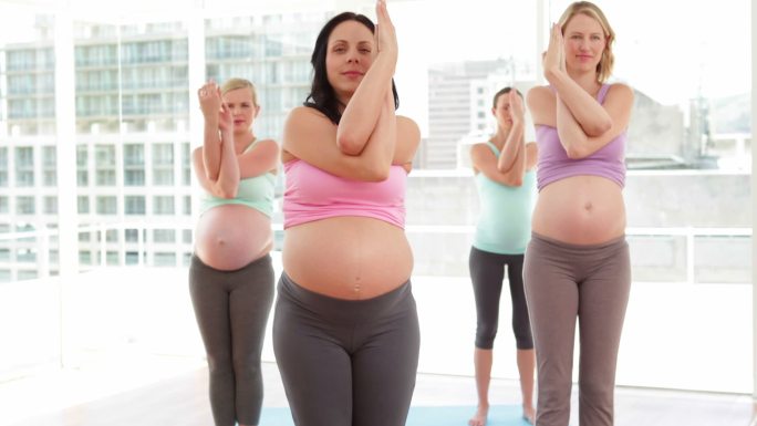 孕妇在健身房里做瑜伽