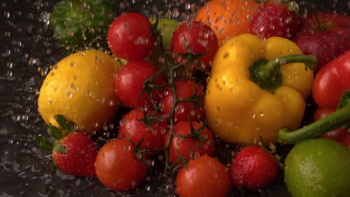 水雨在选择新鲜水果和蔬菜的慢动作