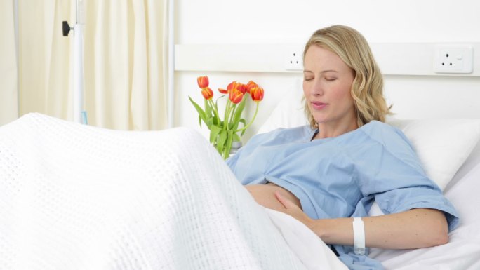 医院里有宫缩的孕妇