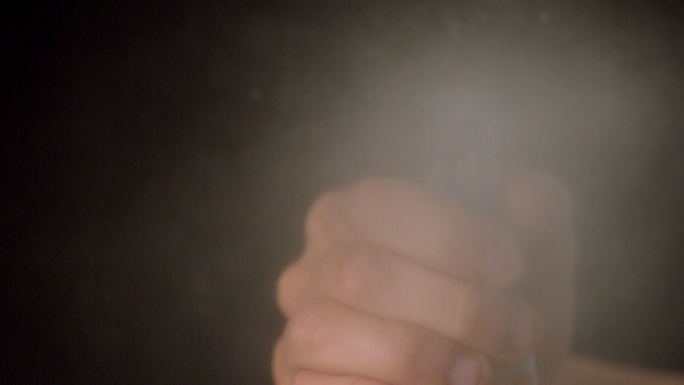 一名女子用喷雾瓶慢镜头喷洒清洁剂