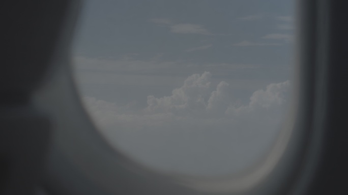 飞机窗外蓝天白云客机经济舱