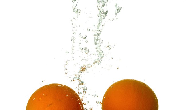 橙子落入水中慢镜头，在白色背景下