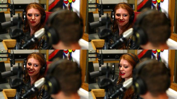 快乐的学生在大学演播室为电台采访某人