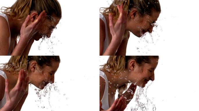 在慢镜头中，一个女人在白色的背景上泼水