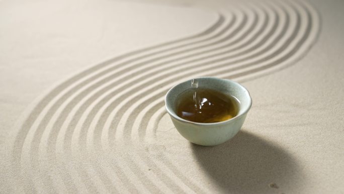 沙丘上的线条痕迹和茶杯