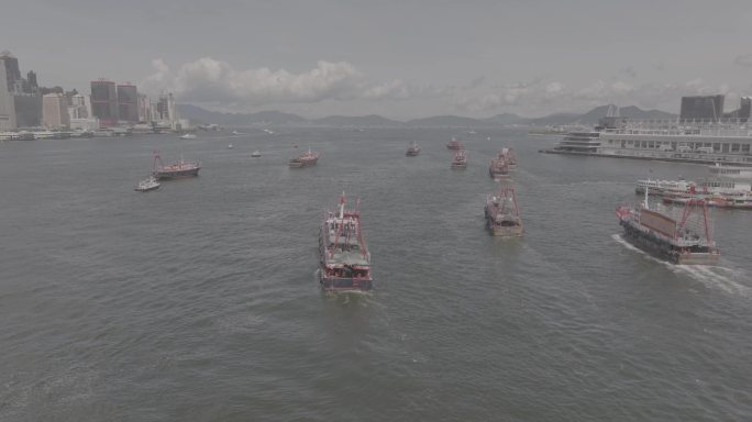 香港25艘大型渔船巡游庆祝回归25周年5