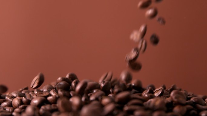 慢镜头里，咖啡豆倒在一堆上