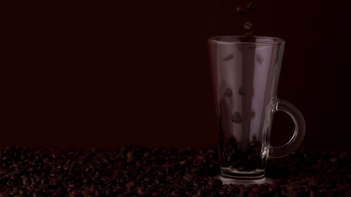 咖啡豆落入玻璃杯中的慢镜头